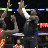 Rien à faire pour Clint Capela (à gauiche) devant Jaren Jackson Jr. et les Pelicans. KEYSTONE/AP/Brandon Dill